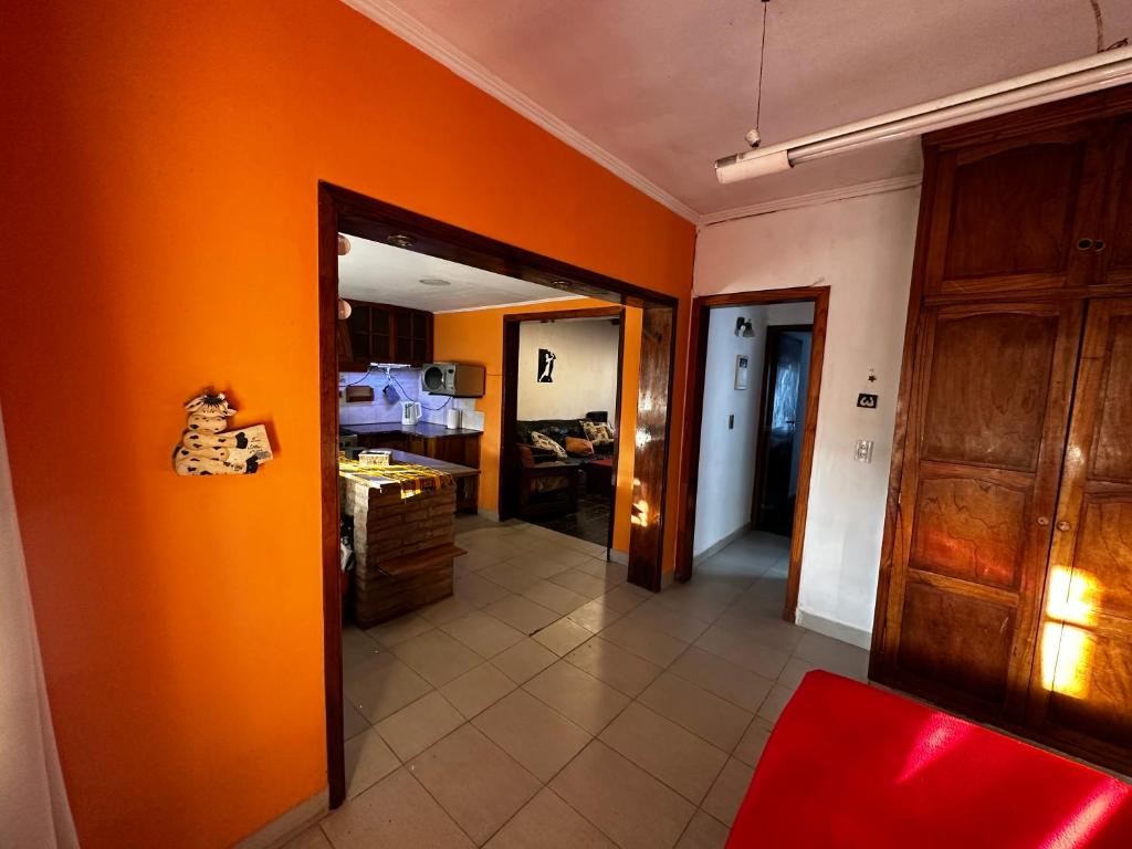 内科切阿Casa hasta 11 personas的厨房设有橙色墙壁和走廊