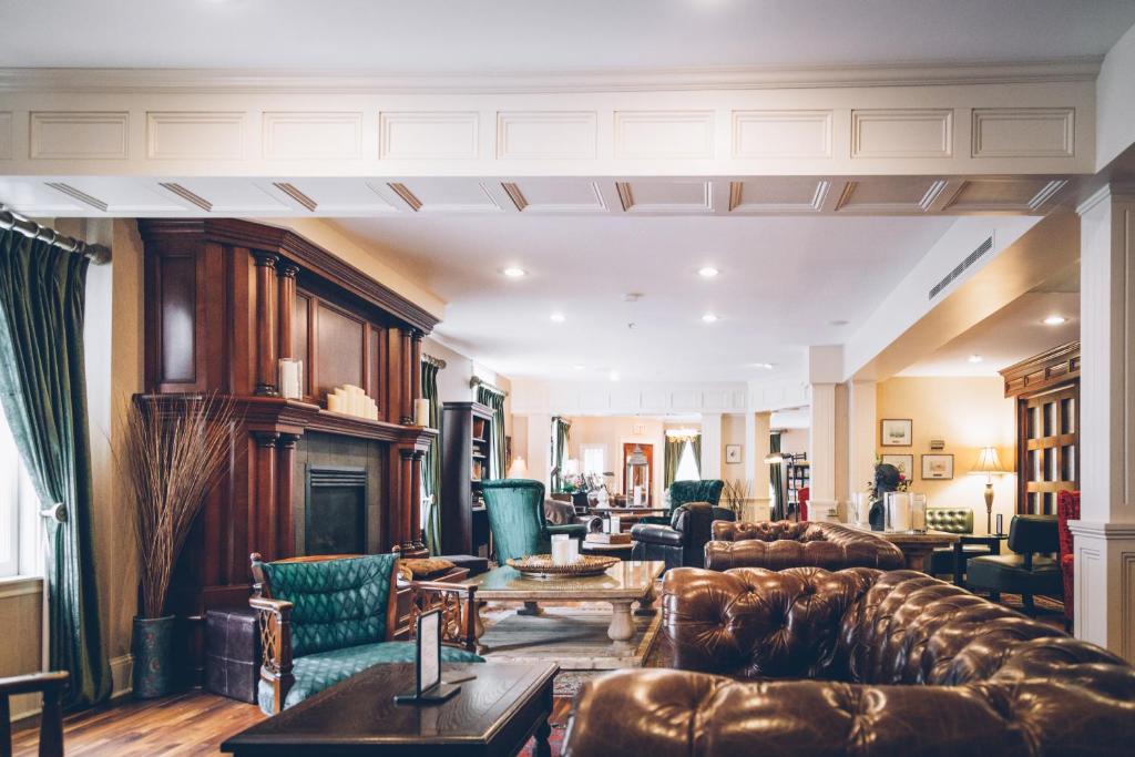 夏洛特顿伟大的乔治酒店的客厅配有皮革家具和壁炉