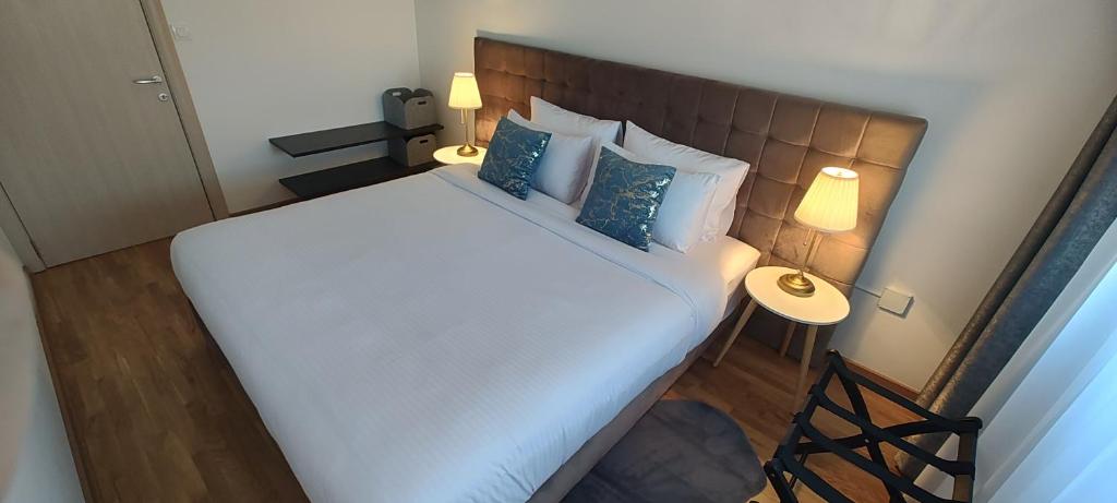 BečejZmaj 94的卧室配有带蓝色枕头的大型白色床