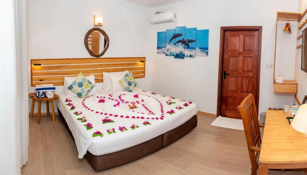 VashafaruOceano Beach Vashafaru的一间卧室,床上放着鲜花