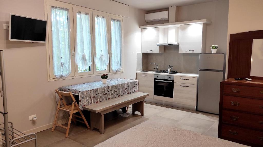 卢卡Gli Ulivi Rooms的一个带桌子和水槽的小厨房