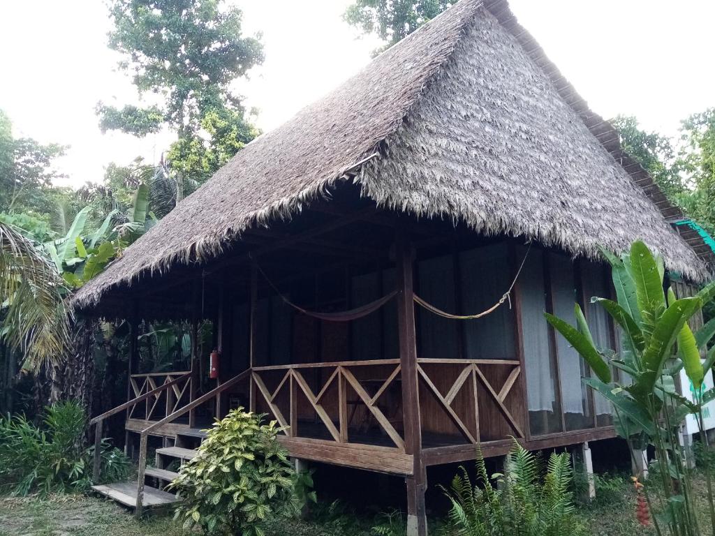 TambopataInotawa Lodge的茅草屋顶的小小屋