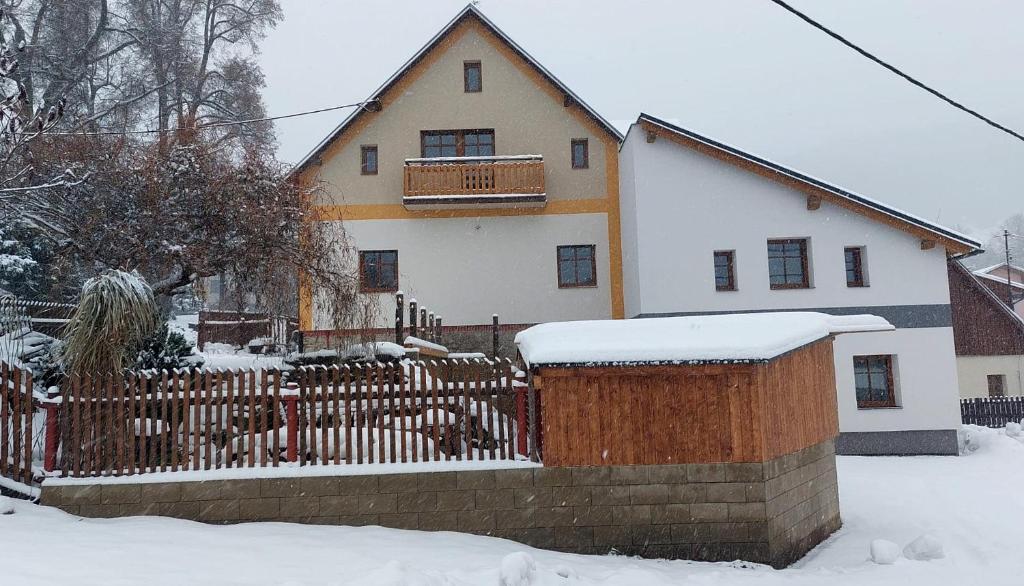 切尔尼杜尔Chalupa a apartmány Marika的雪中带围栏的房子
