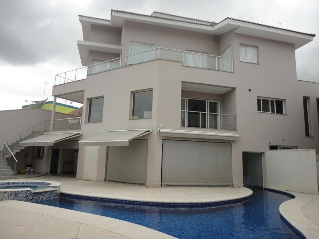 索科罗Casa alto padrão em Socorro的一座房子前面设有游泳池