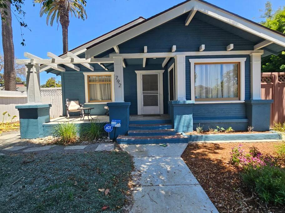 长滩Entire home in Historic Long Beach close to shops的蓝色的凉亭度假屋