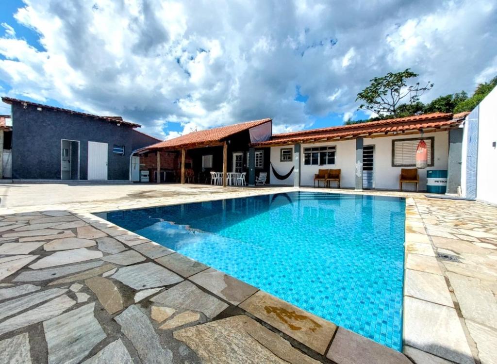 索科罗Estância Oliveira的一座带游泳池和房子的别墅