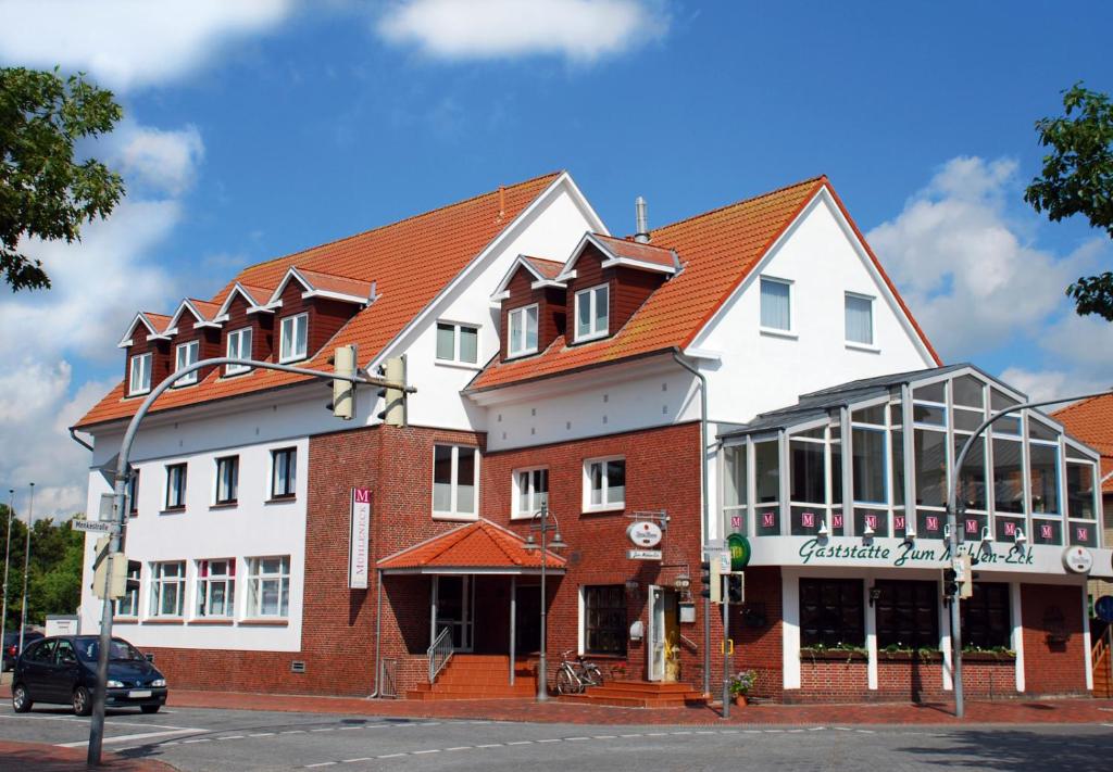 绍尔滕斯慕尼奈克酒店的街道上一座白色和红色的大建筑