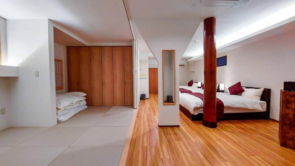 由布市DAVID NO YAKATA - Vacation STAY 16849v的大房间设有两张床和走廊