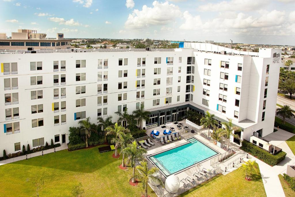 迈阿密雅乐轩迈阿密多拉酒店的享有带游泳池的建筑的空中景致