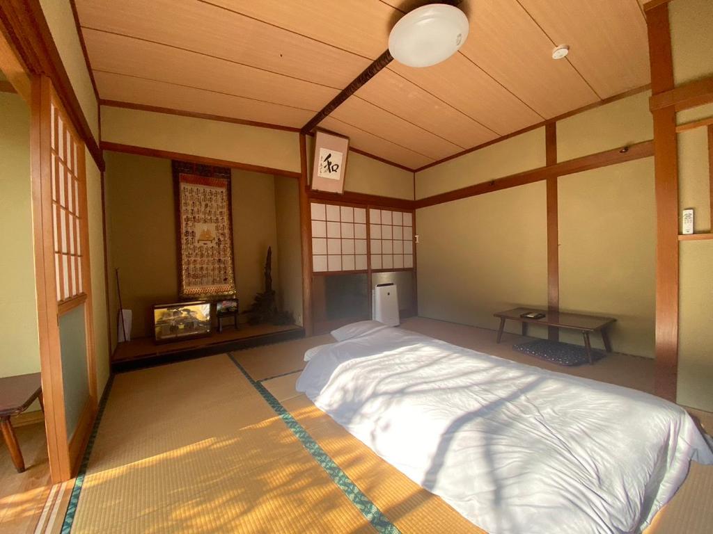 Sukumoゲストハウス アルベルゲ Guesthouse ALBERGUE SAKURA的一间卧室,卧室内配有一张大床