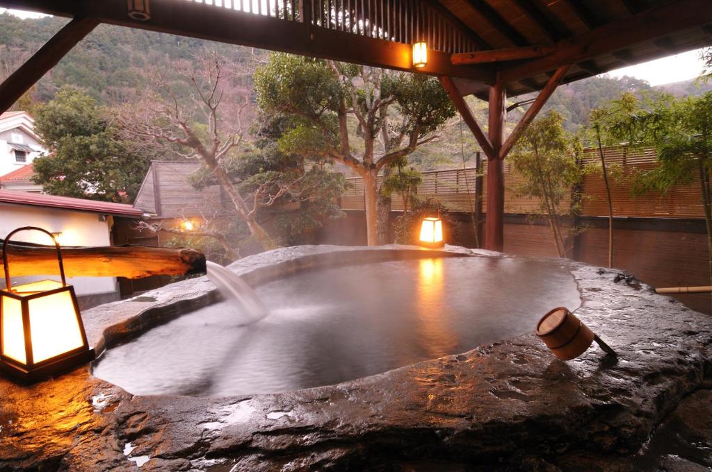 伊豆施拉卡贝苏酒店的房屋中间的热水浴池