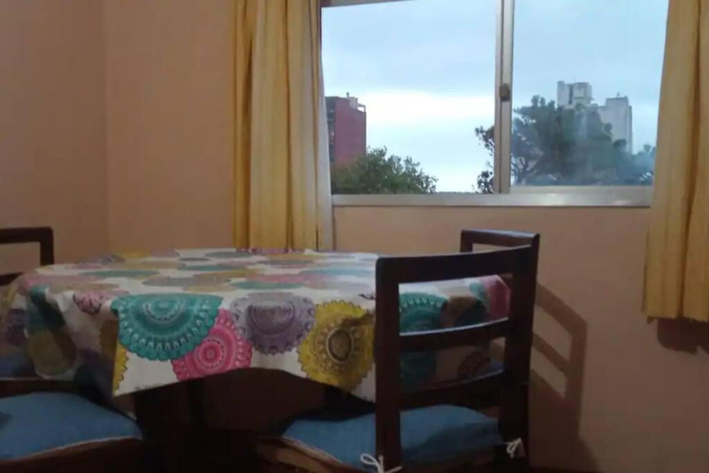 米拉玛Departamento a 200mts de la playa的一间卧室设有桌子和窗户。