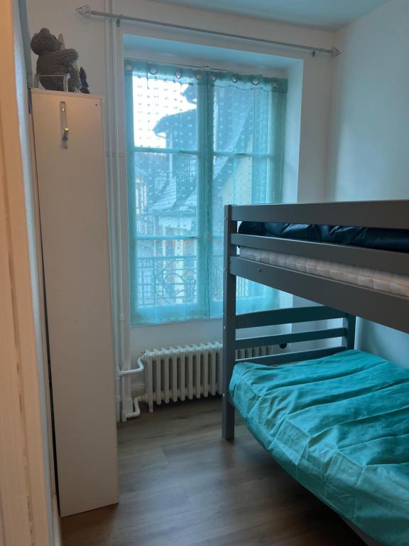 勒蒙多尔La Résidence 1的一间卧室配有双层床和窗户。