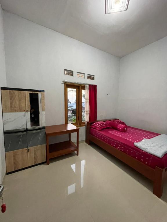 塔旺曼谷Villa Cakrawala的一间卧室配有一张床和一张桌子