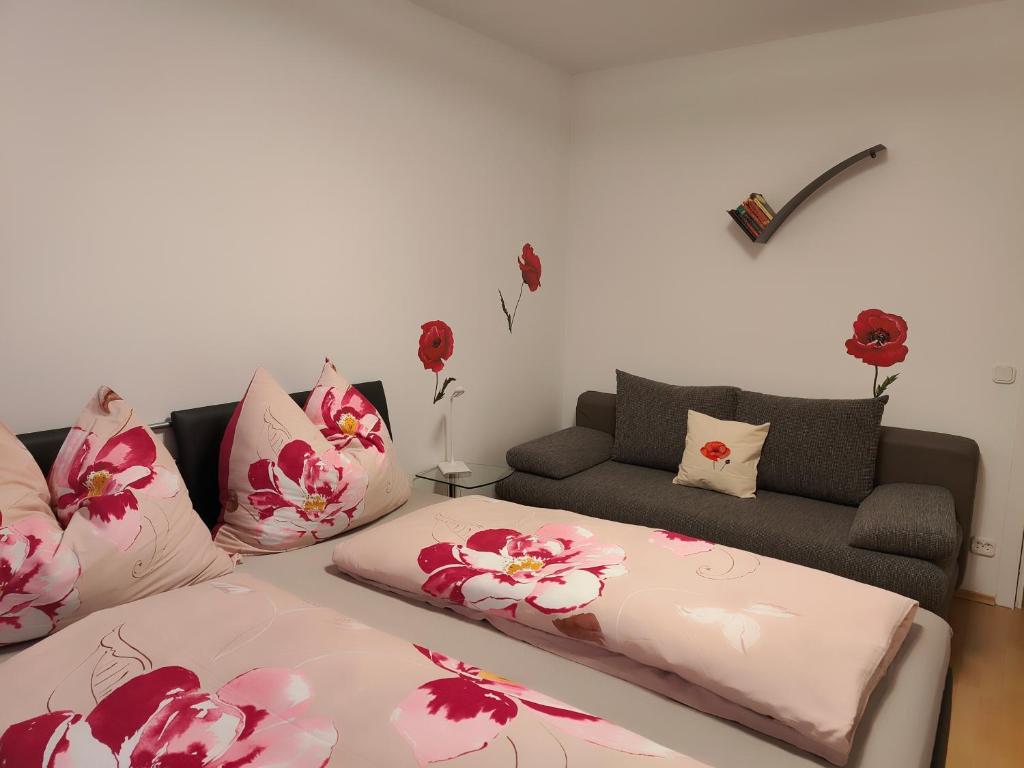 斯皮特安德劳Pension Hexagon的一间带两张床和一张沙发的客厅