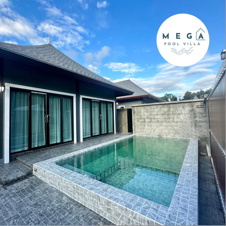 班奥南矛Mega Pool Villa,Aonang的一座房子后院的游泳池