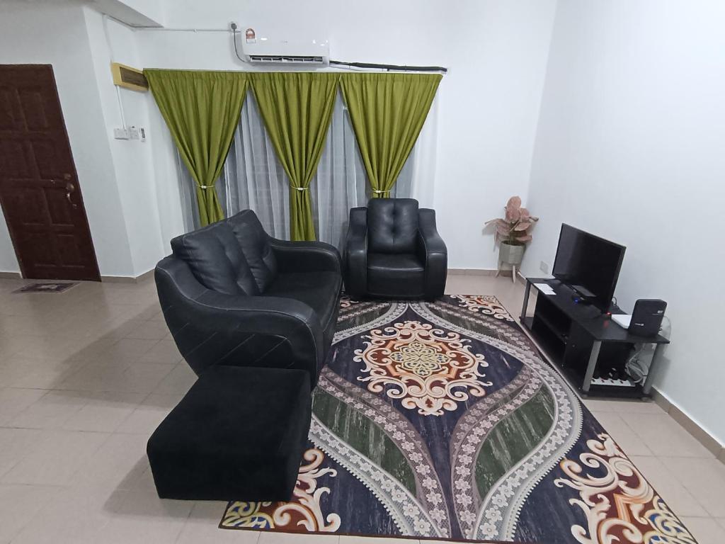 大港Fausal Legacy Homestay Sungai Besar的客厅配有两把椅子和一张地毯