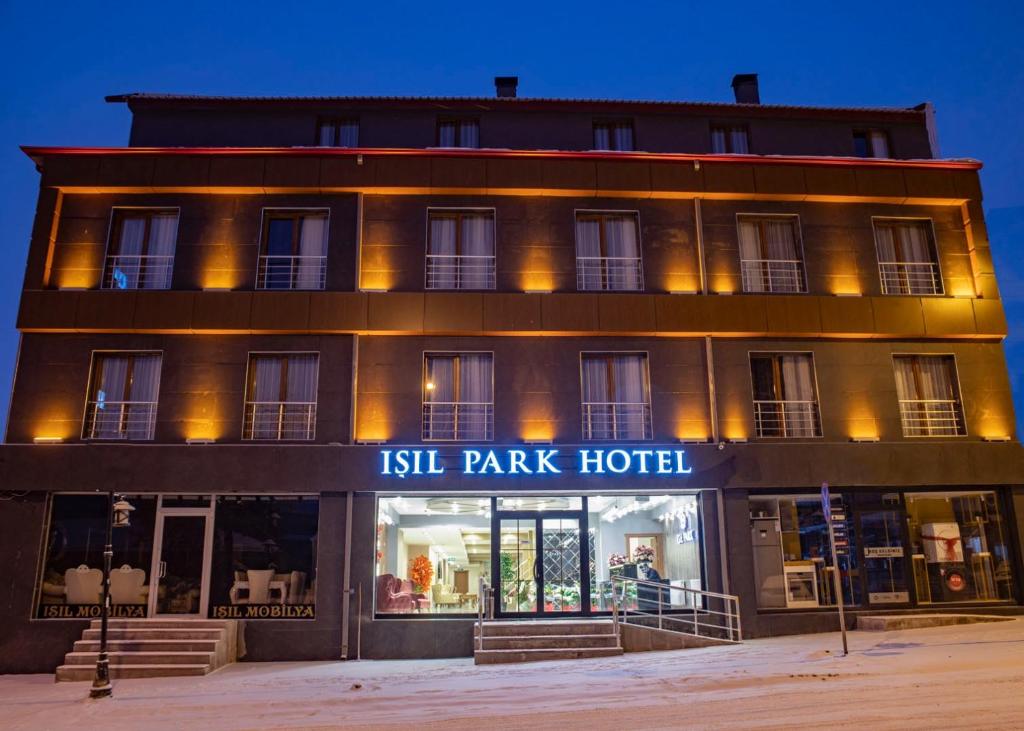 卡尔斯IŞIL PARK HOTEL的一座有标志的建筑,上面有读Isill公园酒店的标志