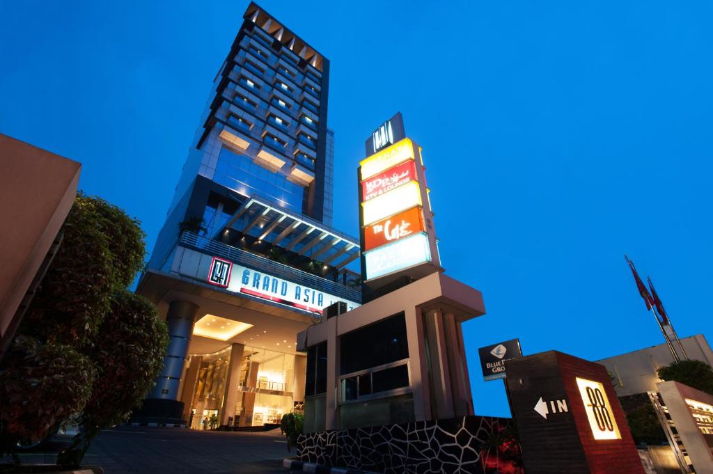 雅加达Grand Asia Hotel Jakarta的上面有标志的建筑