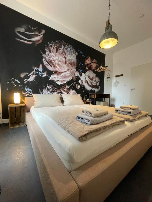 科布伦茨Schängelrooms的一间卧室设有一张带花墙的大床