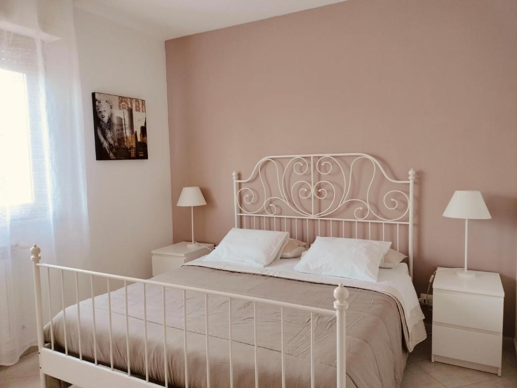 波尔图·埃尔科莱La casa di Ieia的卧室配有白色的床铺和白色的枕头
