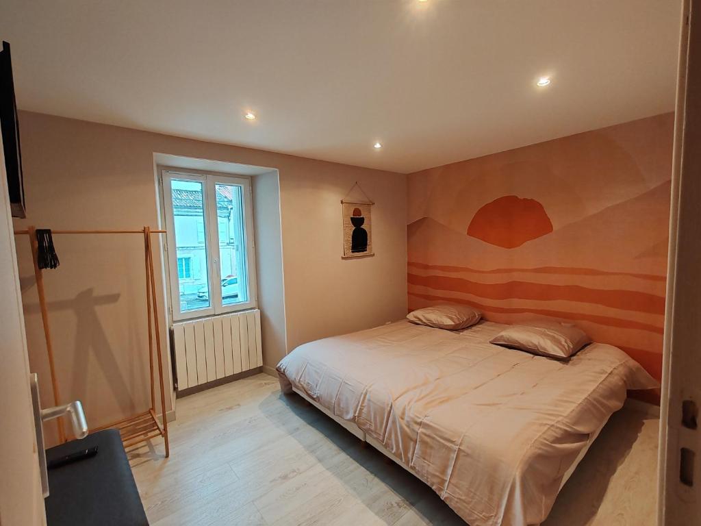 昂古莱姆LaMaisonnette_au_36的一间卧室配有一张壁画床
