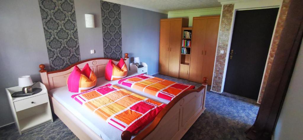 LütowKöster's Hof Lütow的一间卧室配有一张带色彩缤纷枕头的大床