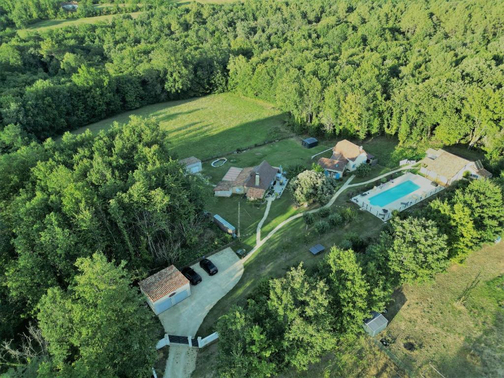 FossemagneLe Mas de Sorias的享有带游泳池的房屋的空中景致