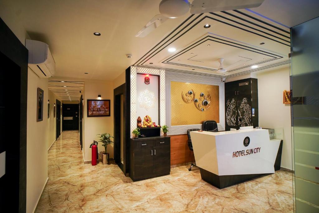 艾哈迈达巴德Hotel Suncity的墙上挂有小街标的商店大堂