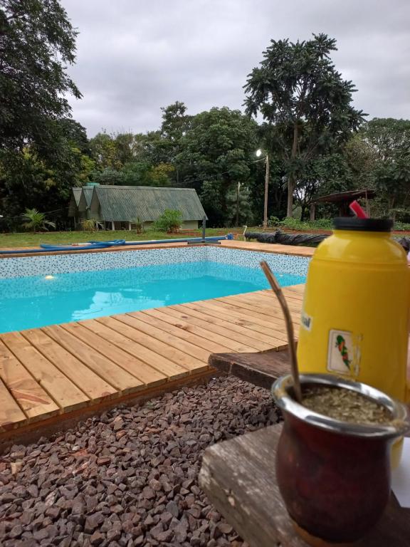 Dos de MayoDel monte Dormis的一个带木甲板和黄色温水的游泳池