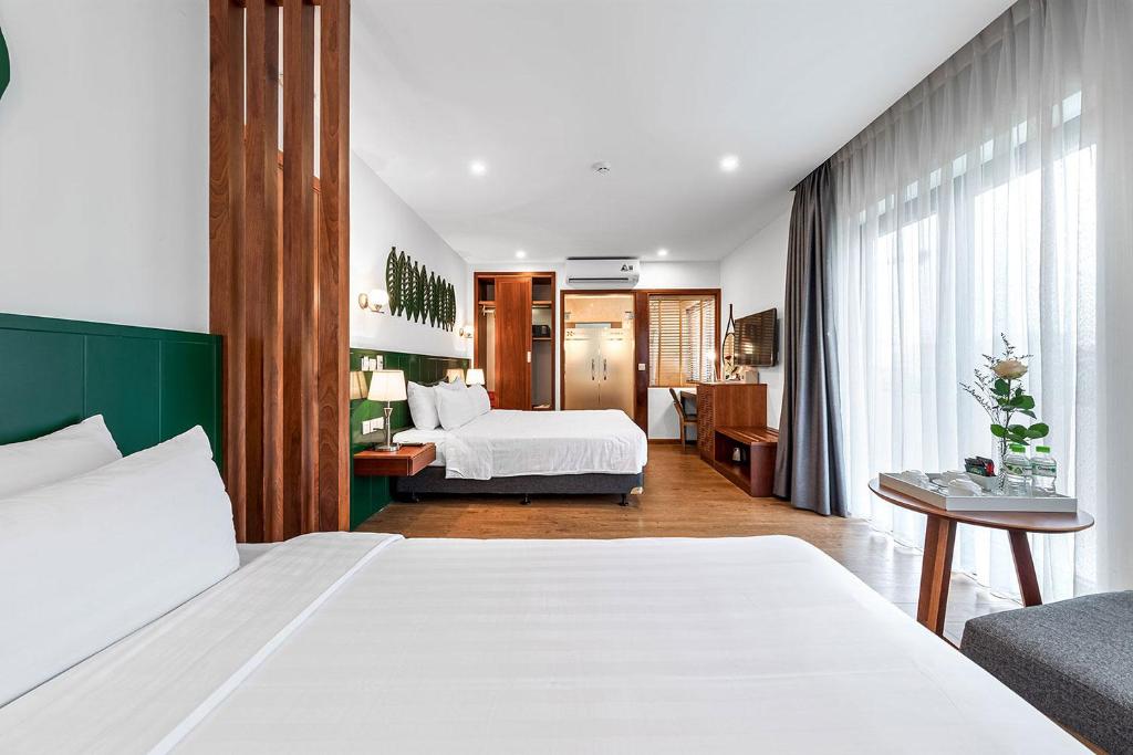 河内Classic Hotel Hanoi的酒店客房,配有床和沙发