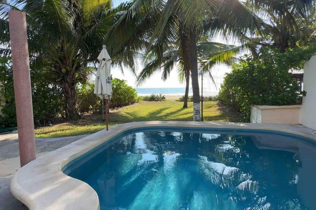 锡瓦塔塔内霍Casa Mana: Beachfront Home w/pool on Playa Blanca的享有海滩景致的游泳池