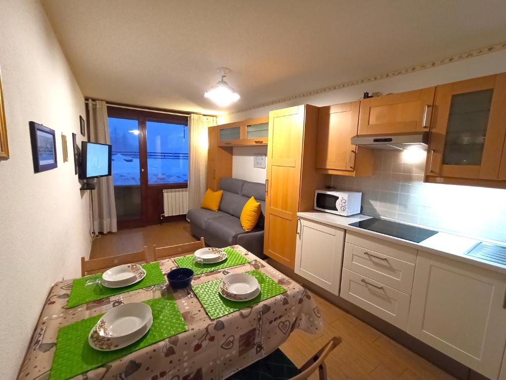 布勒伊-切尔维尼亚Fagus Cervinia apartment Vda Vacanze in Vetta CIR 0206的一间小公寓的小厨房,配有桌子
