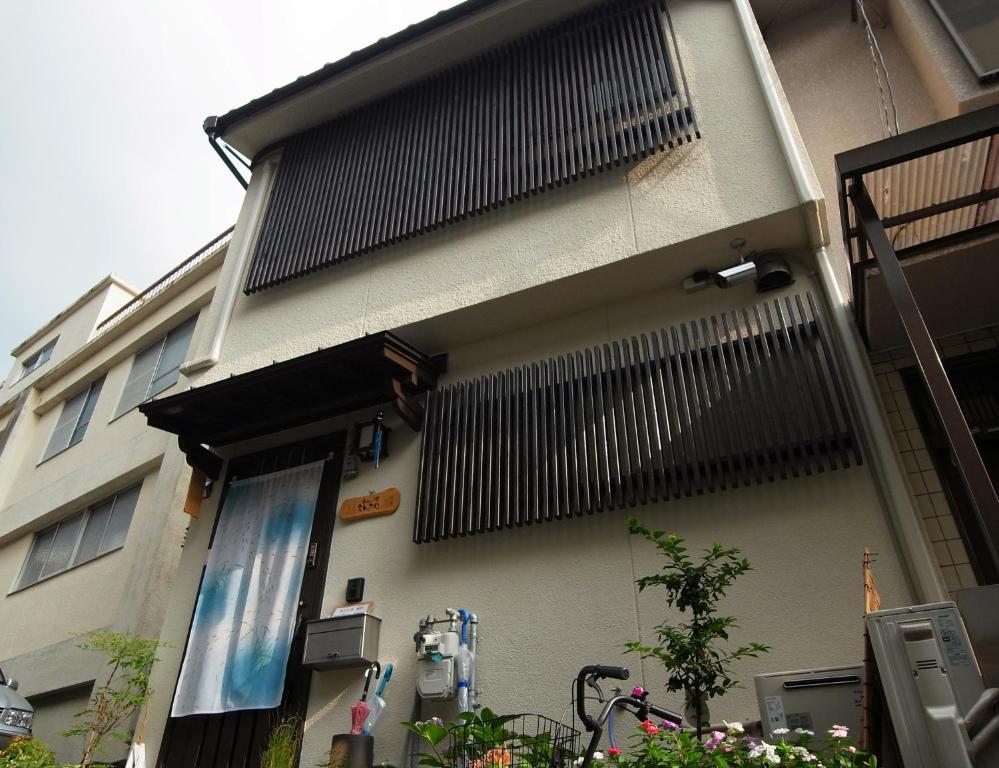 京都东山之宿 缘侧的建筑的侧面有大百叶窗