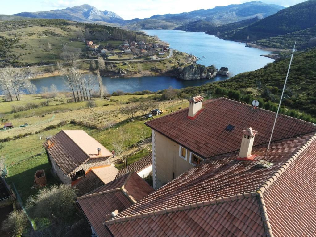 Alba de los CardañosHotel Pico Espiguete的享有房子和河流的空中景色