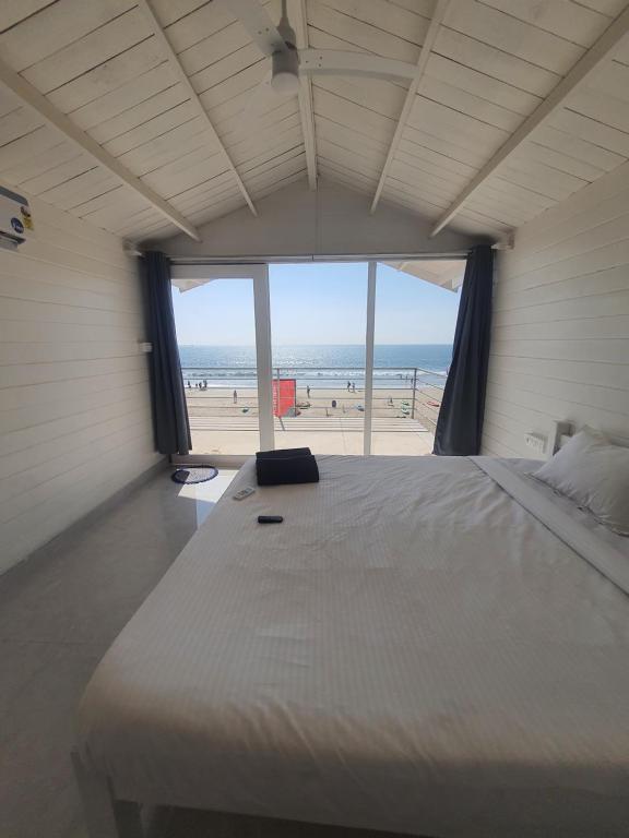 帕罗林Palolem Beach View Inn的一间卧室设有一张大床,享有海滩美景