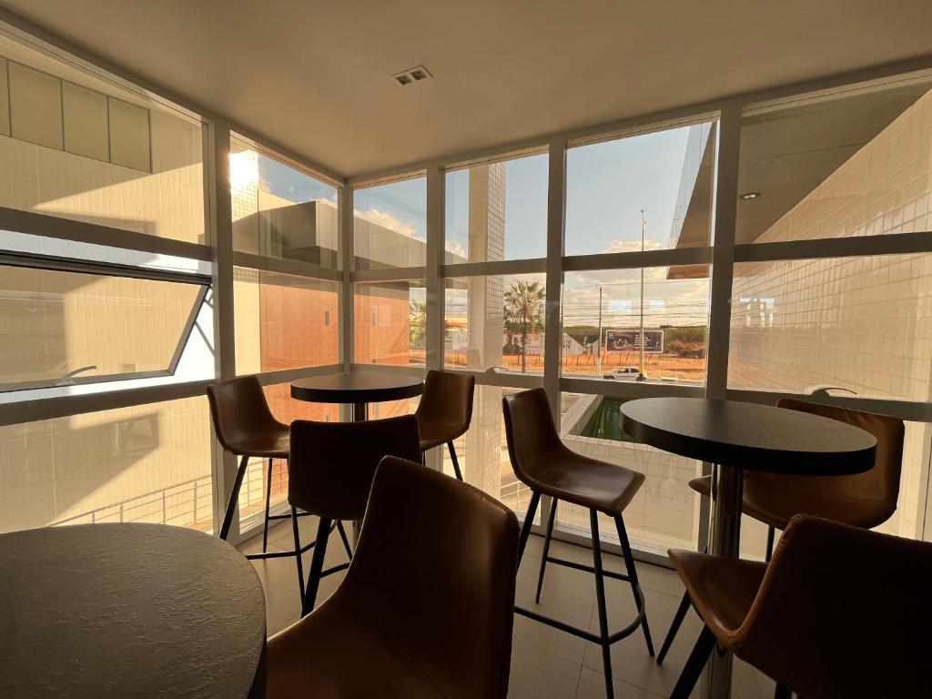 莫索罗Studio Moderno Westfit的一组桌椅,位于一个窗户的房间