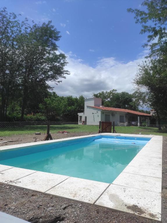 圣洛伦索DIVINA Y COMODA CASA EN SAN LORENZO PARA 5 PERSONAS!!的房屋前的游泳池