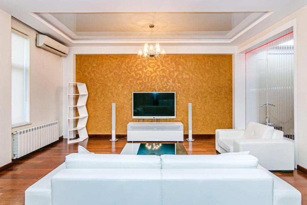 巴库Vip Apartment Zanzibar的客厅配有白色家具和平面电视