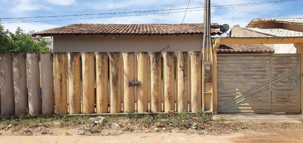 古里里Casa Temporada Praiano的房屋前有木门的木栅栏