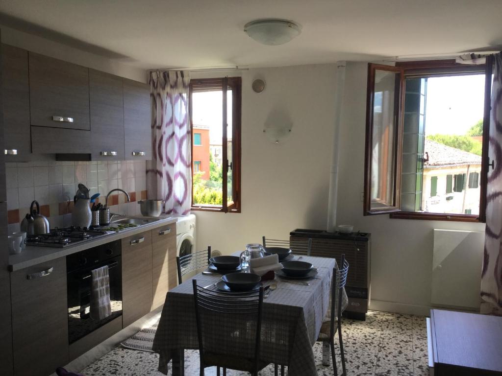 威尼斯安纳利萨公寓 的一间带桌子的厨房和一间带桌椅的厨房