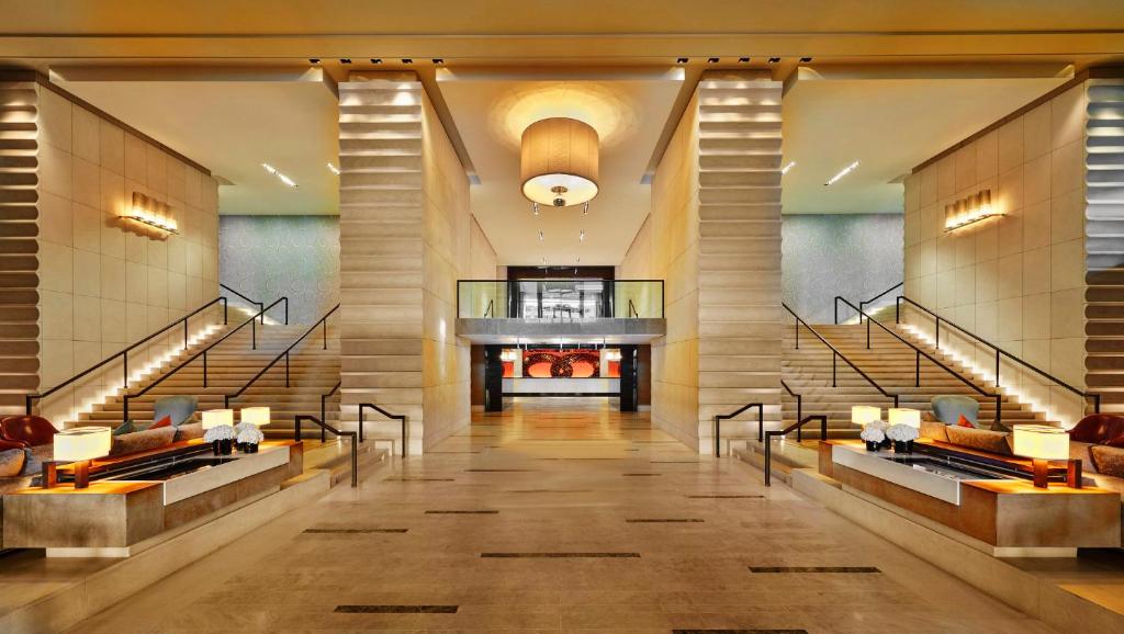 日内瓦InterContinental Genève, an IHG Hotel的酒店大堂设有楼梯和大堂