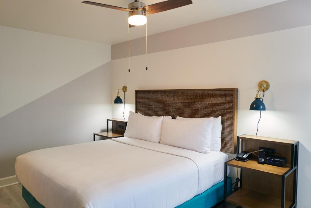 旧金山SoMa House的卧室配有一张白色的大床和两张桌子