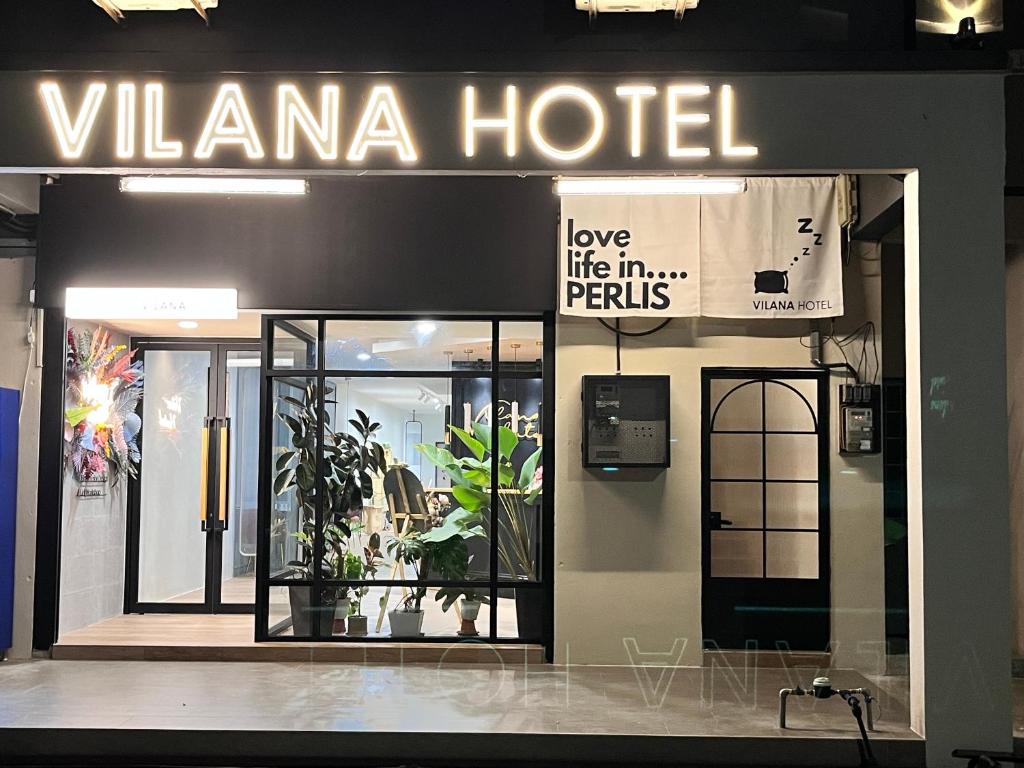 亚娄Vilana Hotel的带有象动画一样读维莱玛酒店手套的标志的酒店