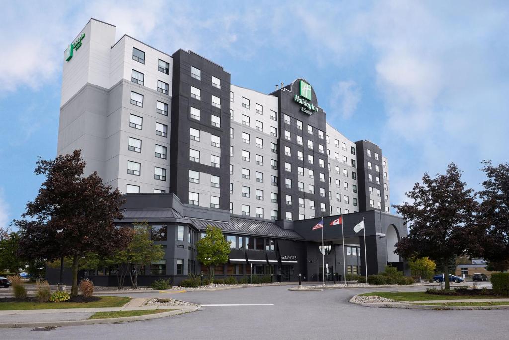渥太华Holiday Inn & Suites Ottawa Kanata, an IHG Hotel的一座大型建筑,上面有钟