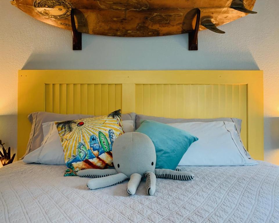沃尔卡诺Puolani Iki-Sweet lil cottage near National Park的一张大象填充在床上的床