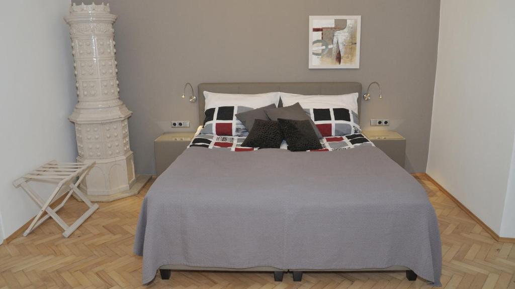 格拉茨City De Lights的一间卧室配有一张大床,提供许多枕头