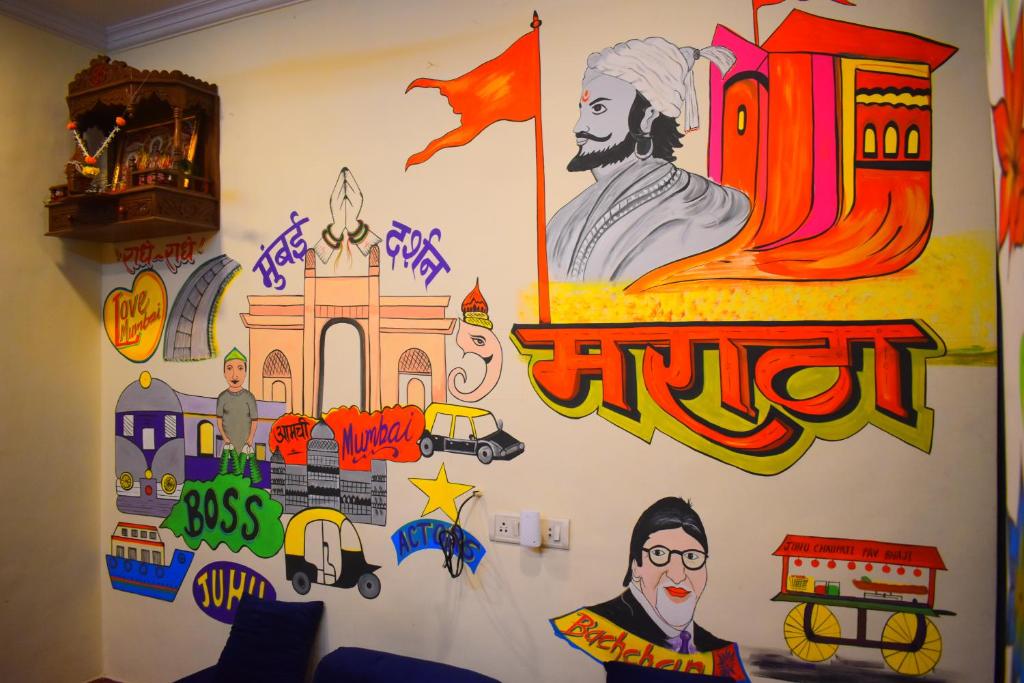 孟买Prince Solo Hostel的一间涂有涂鸦墙的房间