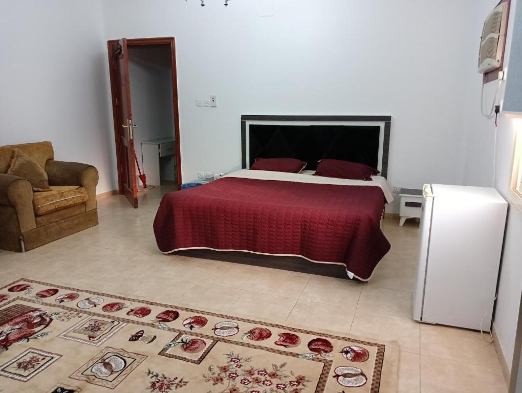 麦地那Soma Suites的一间卧室配有一张带红色毯子的大床