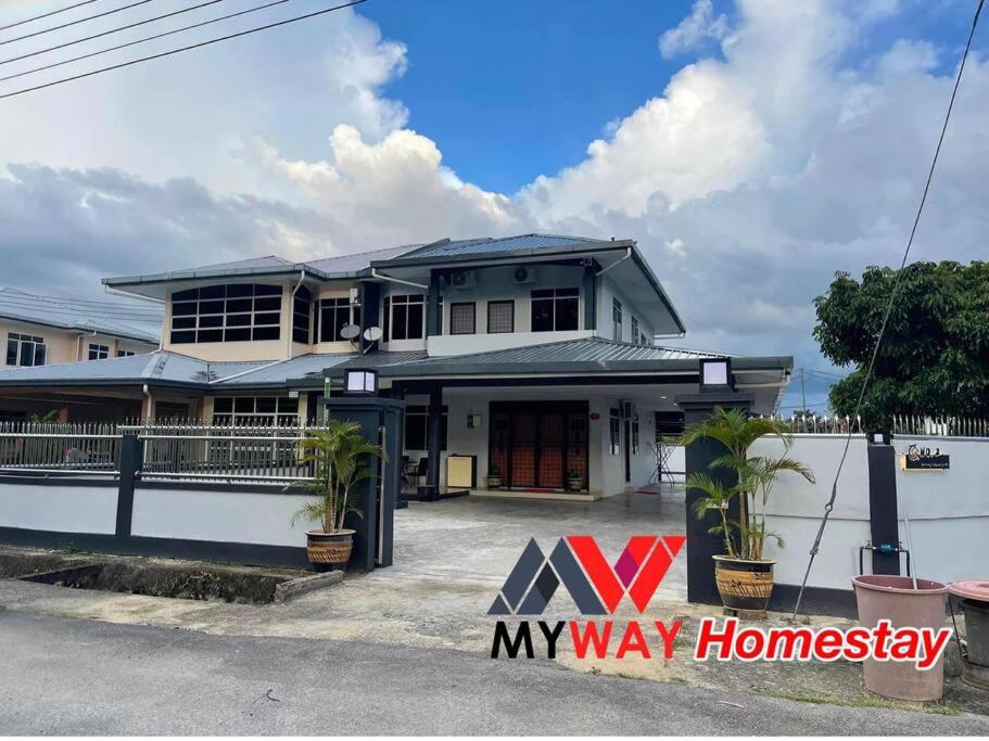 SarikeiMyway Homestay Sarikei的前面有车道的房子